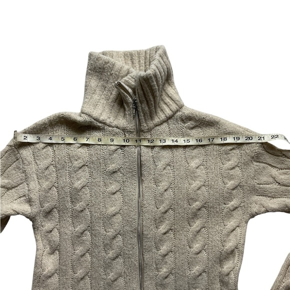 Hollister - Picture 6 of 15